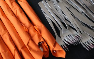 _besteck_in_servietten_by_peter_weidemann_pfarrbriefservice