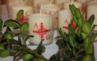 Osterkerzen Bild: Catrin Lerch In: Pfarrbriefservice.de